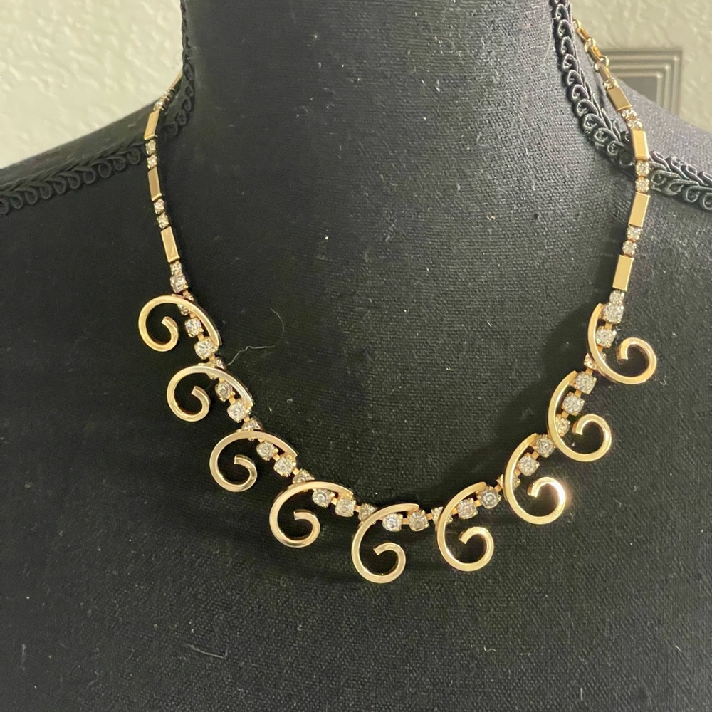 SIGNED SAC Sarah Coventry VNTG
Gold Tone RHINESTONE Necklace 18”L good condition